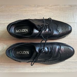 Men’s black leather wingtip shoes. Silver band at toe. Size 8 1/2